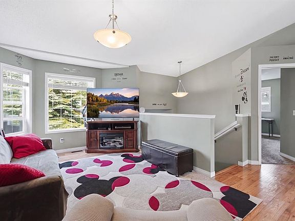 5th image of 76 W Crystalridge Cres