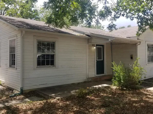 921 W 5th St, Taylor, TX 76574