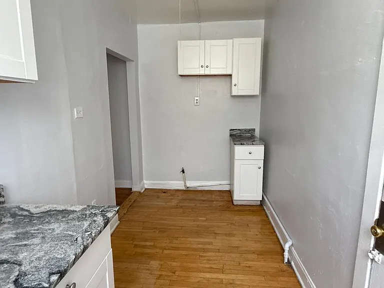 SPACIOUS 2 BEDROOM APARTMENTS AVAILABLE — Photo 89