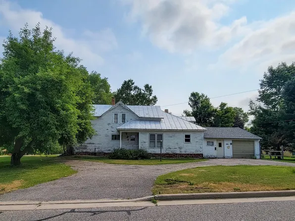 N4736 Pine St, New London, WI 54961