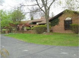 3750 Collins Rd, Oakland, MI 48363