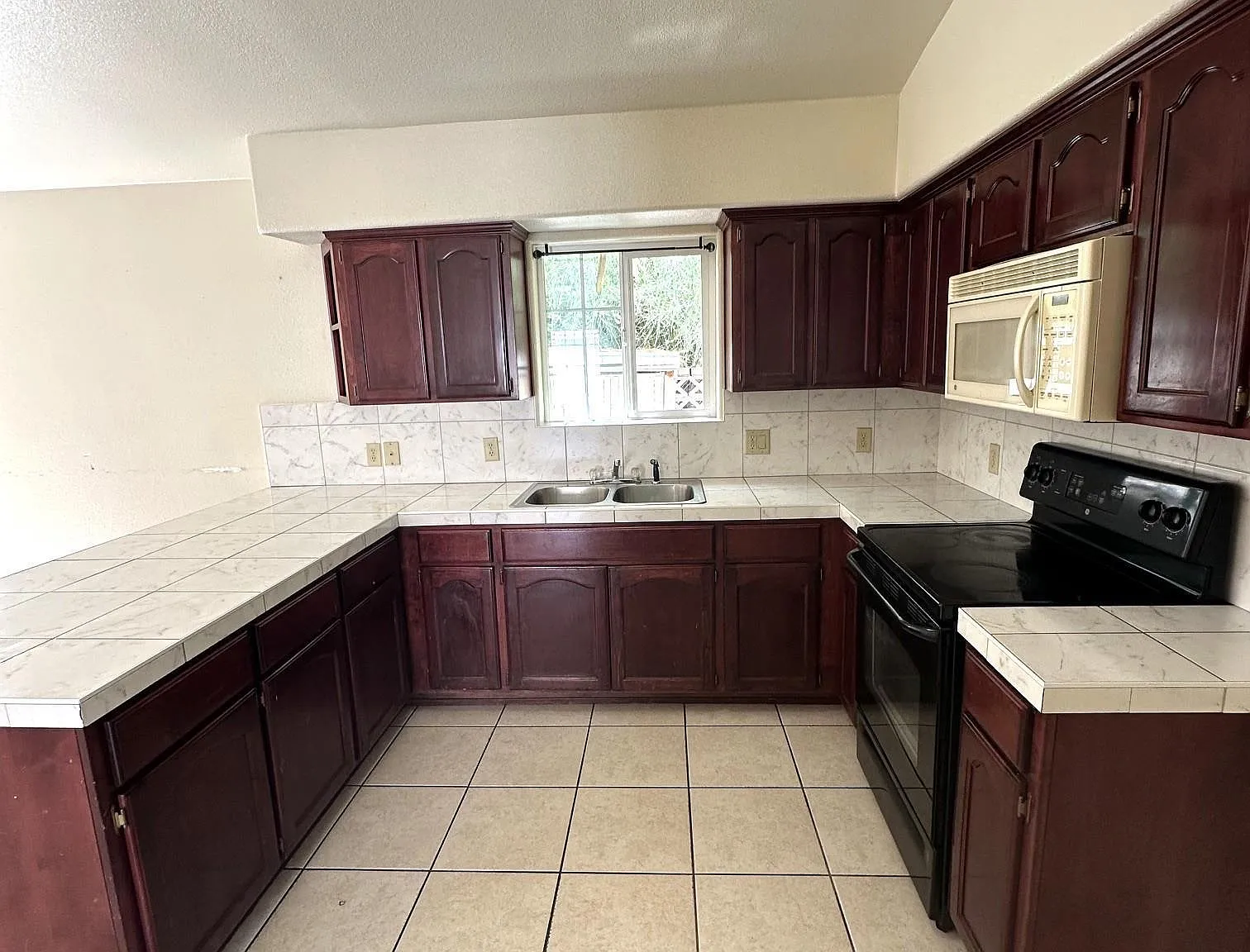 4 bed, 2.0 bath, 1668 sqft, $1,600 — Photo 4