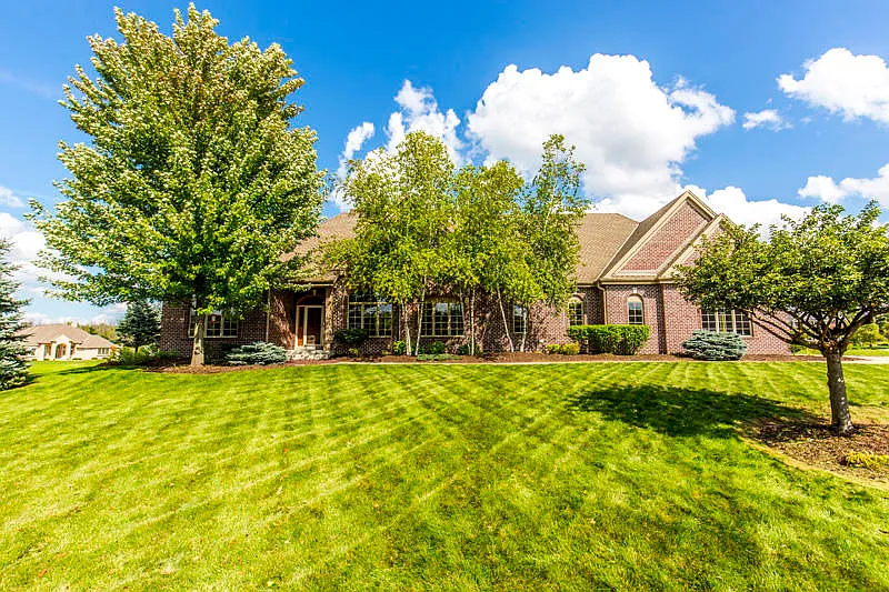 W229N3624 Glen Abby Ct photo 1