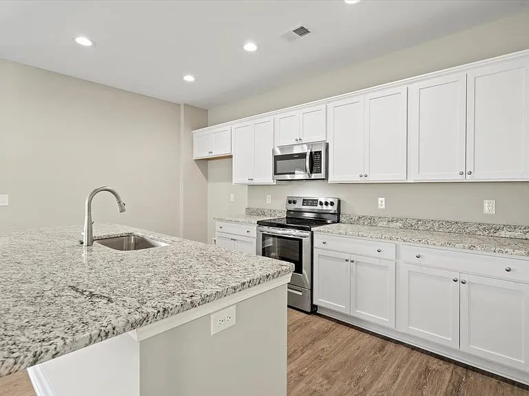1466 Summergate Dr — Photo 3
