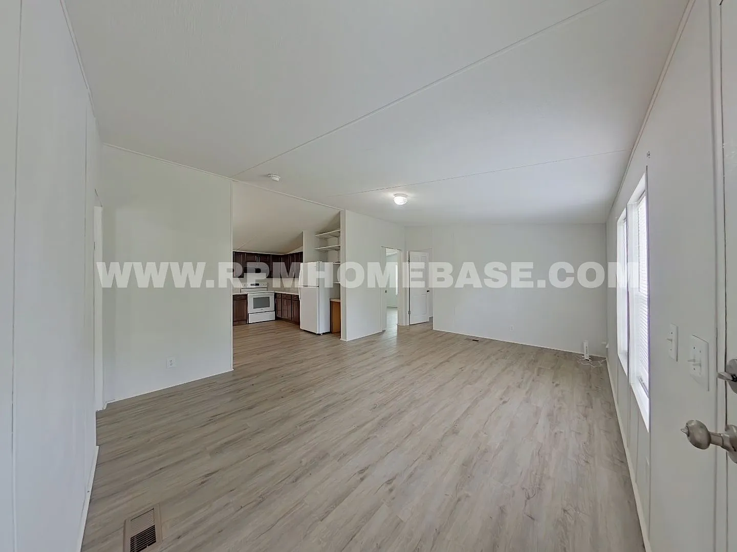 Spacious and Well-Maintained 3-Bedroom, 2-Bathroom Manufactured Home on a Full Acre in Crestview — Photo 2