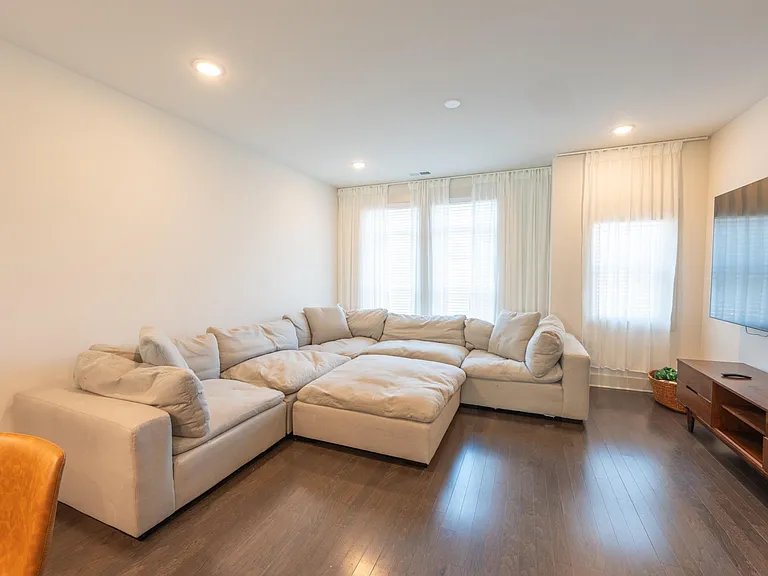 1112 Wesley Terrace Ave — Photo 2