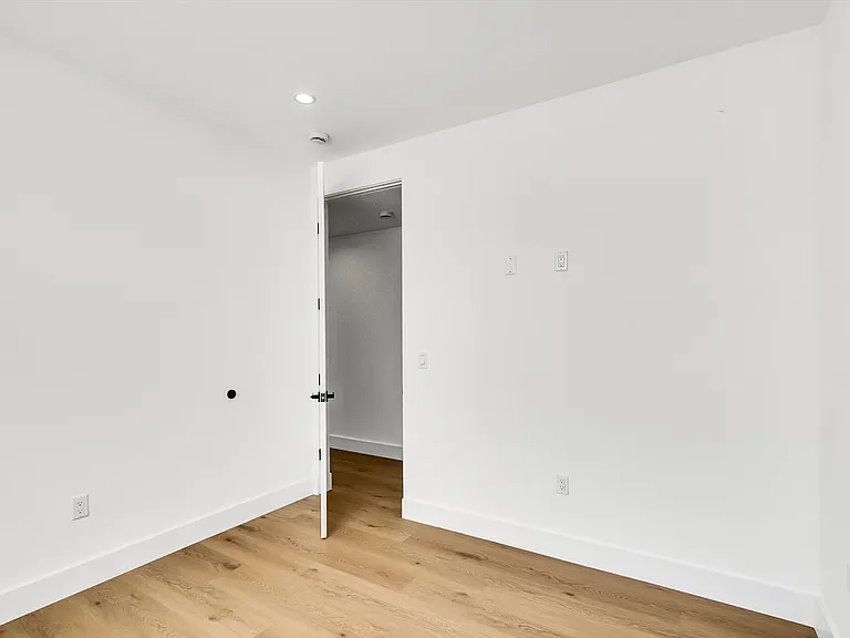 5022 Cahuenga Blvd — Photo 8