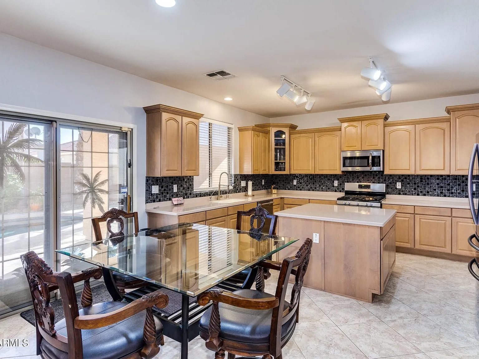 4 bed, 2.5 bath, 2663 sqft, $4,500 — Photo 2
