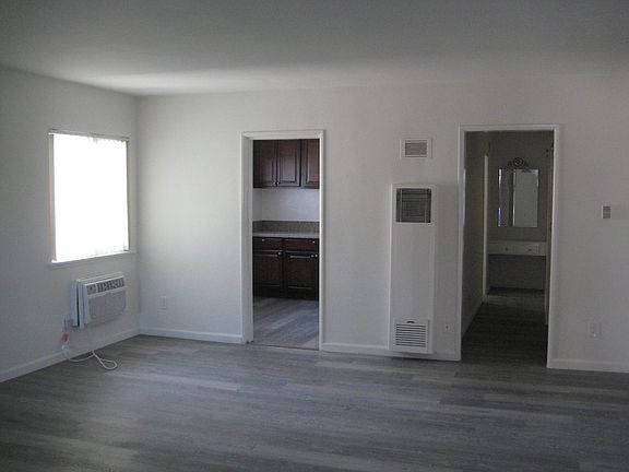 4th image of 5150 Woodman Ave #10