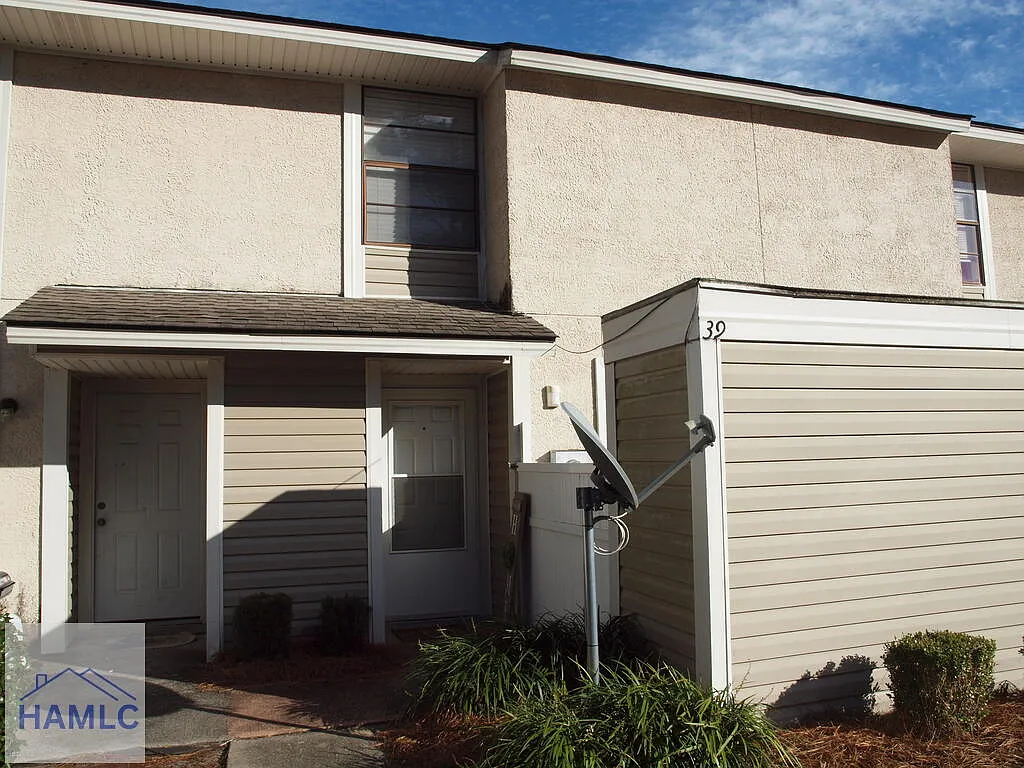 2 bed, 1.5 bath, 1068 sqft, $1,100 — Photo 1