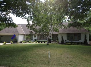3519 W 101st St, Leawood, KS 66206