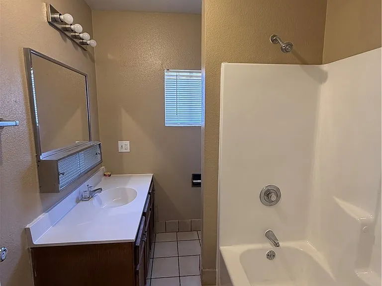 110 Silver St — Photo 40