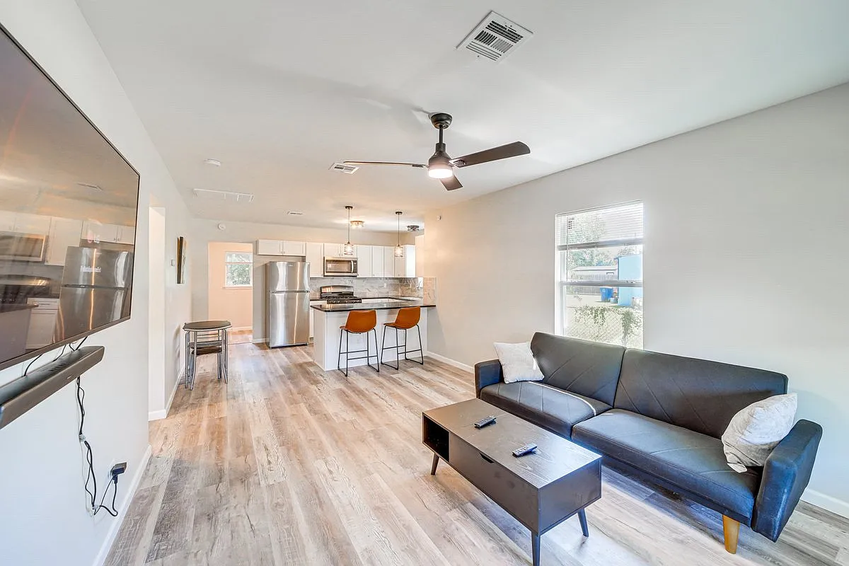 2 bed, 800 sqft, $1,800 — Photo 1