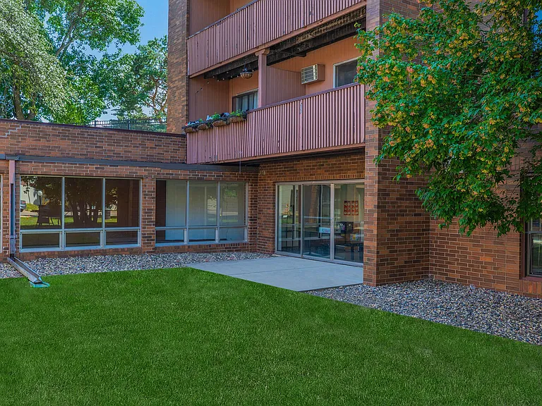 Holiday Acres Apartments — Photo 16