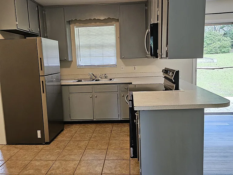 550 E Bradford Rd — Photo 6