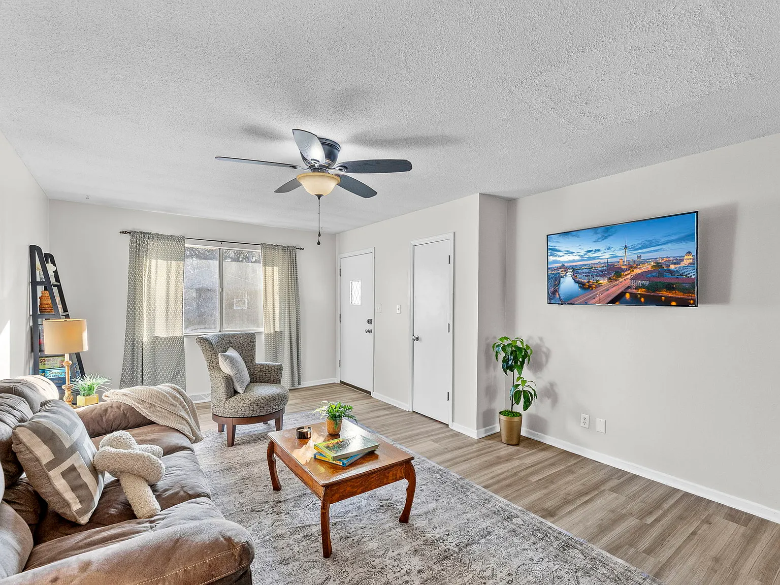 3 bed, 1.5 bath, 1287 sqft, $2,700 — Photo 3