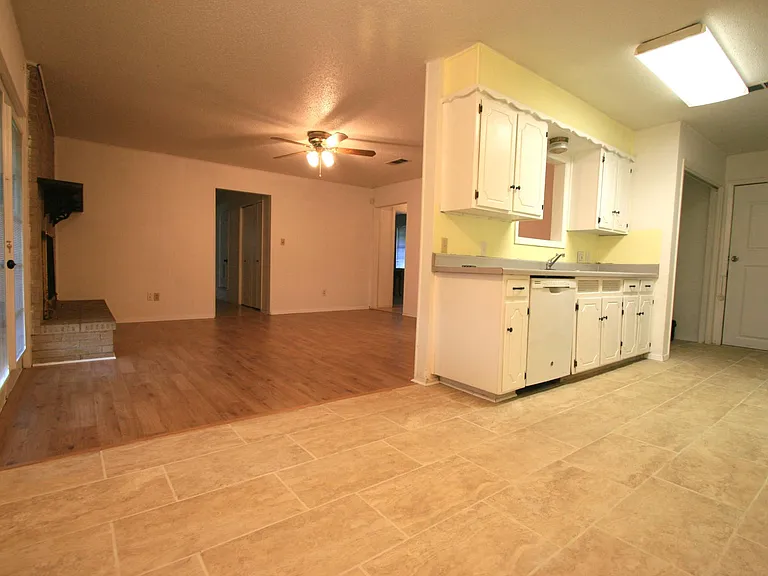 403 Southmoor Dr — Photo 5