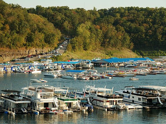 This expansive residential building site is just 2 miles from Jamestown Resort and Marina