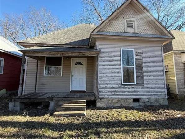 619 N 26th St, Parsons, KS 67357