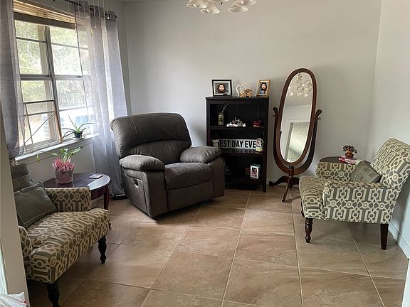 4th image of 4301 Queens Ct