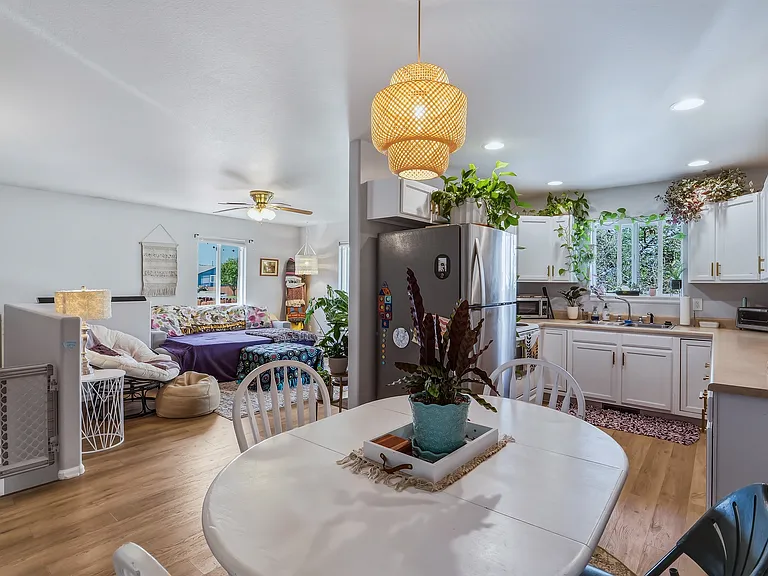 2114 Meadow Dr — Photo 10