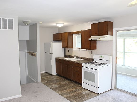 2nd image of 2367 Riverbank St NE