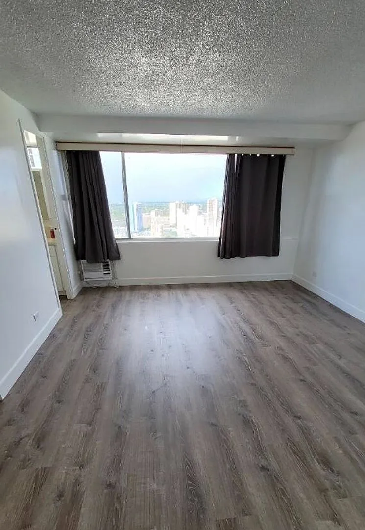 Upgraded Top Floor Studio Unit at the Five Regents Salt Lake - 2 Parking Stalls! — Photo 1