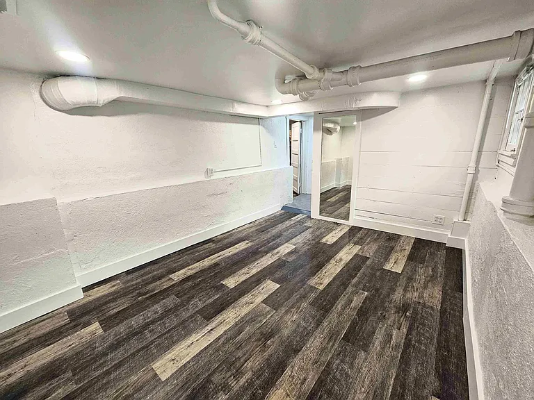 1032 1/2 Lincoln Pl — Photo 8