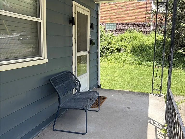 1214 Goe Ave — Photo 2