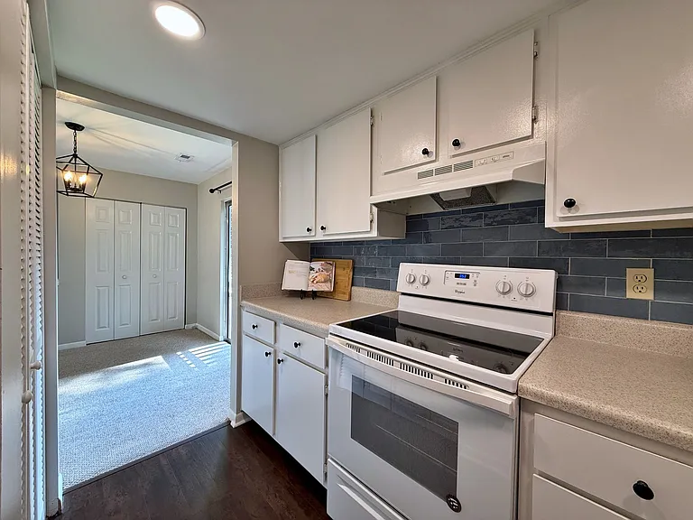 1702 Granville Rd — Photo 10