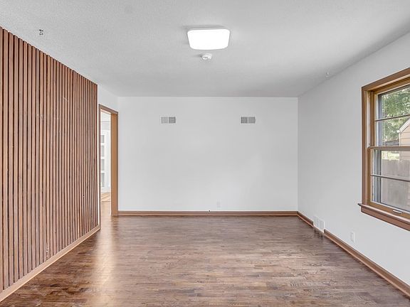 4th image of 402 SE 6th St