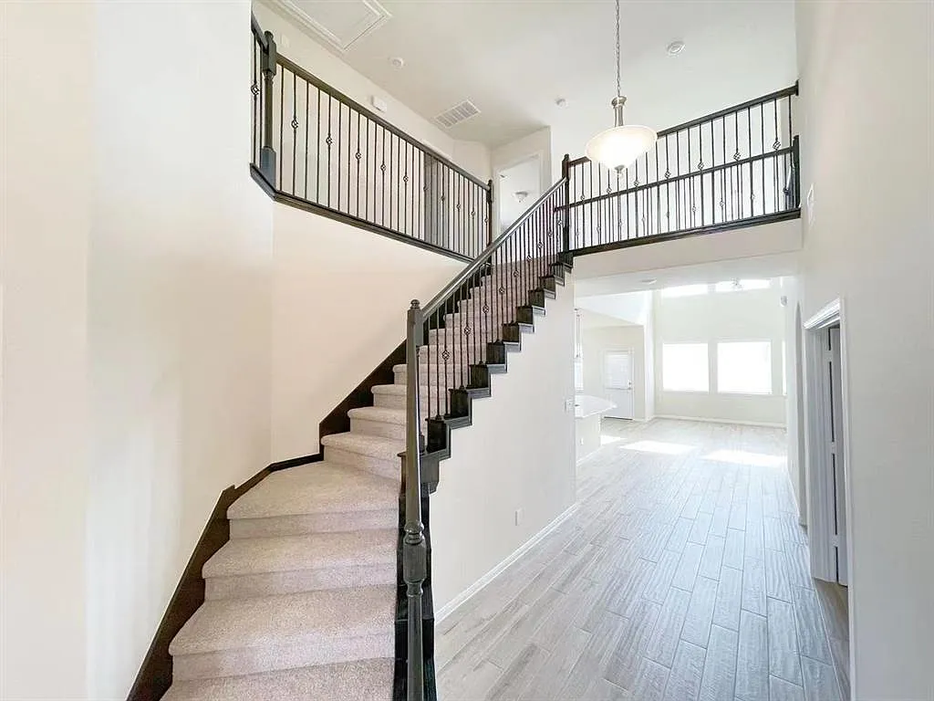 4 bed, 3.5 bath, 2778 sqft, $2,899 — Photo 4