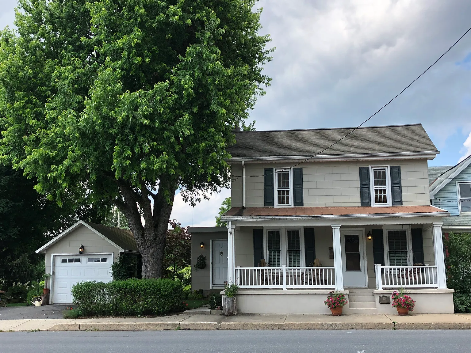 536 W High St photo 1