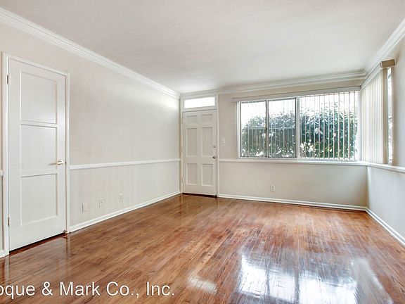 4th image of 3152 S Barrington Ave APT D