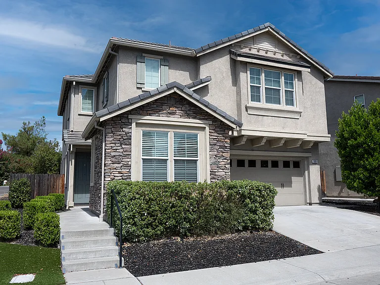 1501 Peony Ln — Photo 2