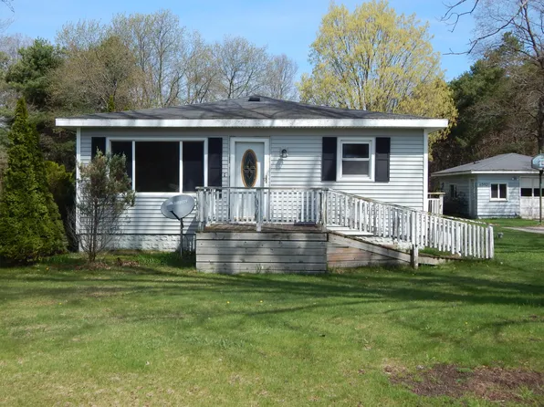 11392 E Apple Ave, Ravenna, MI 49451