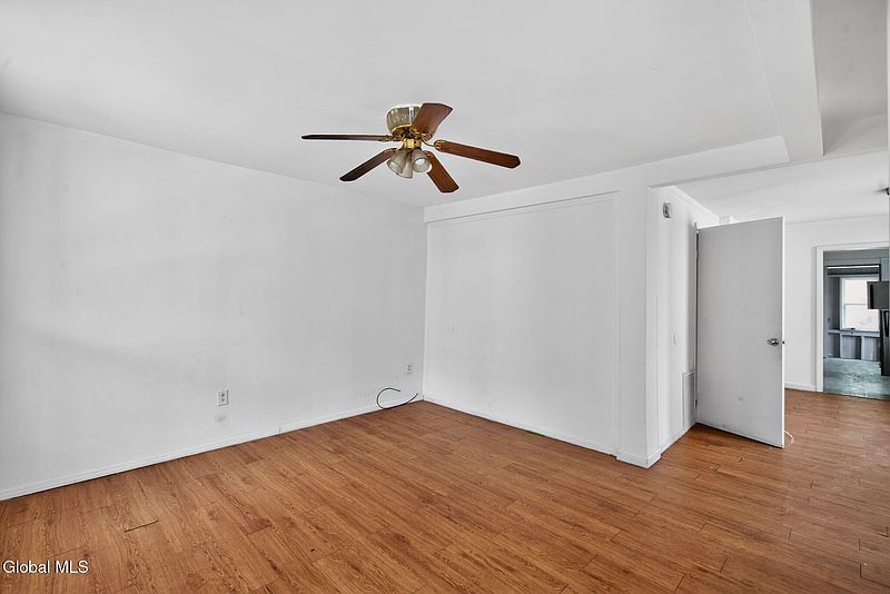 4th image of 1325 6th Avenue