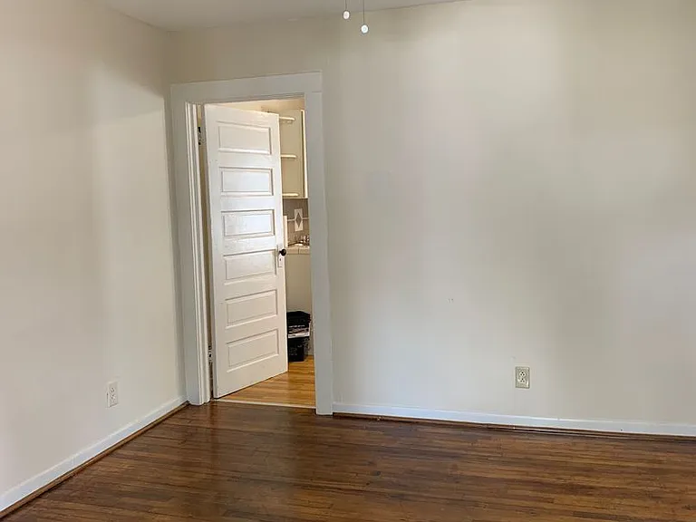 908 Pichard St — Photo 3