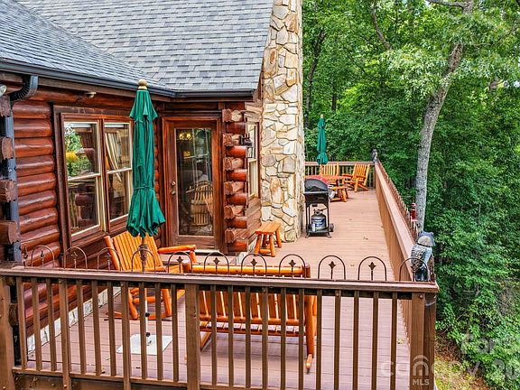 3rd image of 155 Hickory Nut Ln