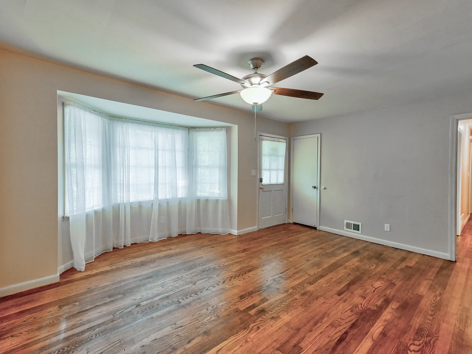 3 bed, 1200 sqft, $1,765 — Photo 3