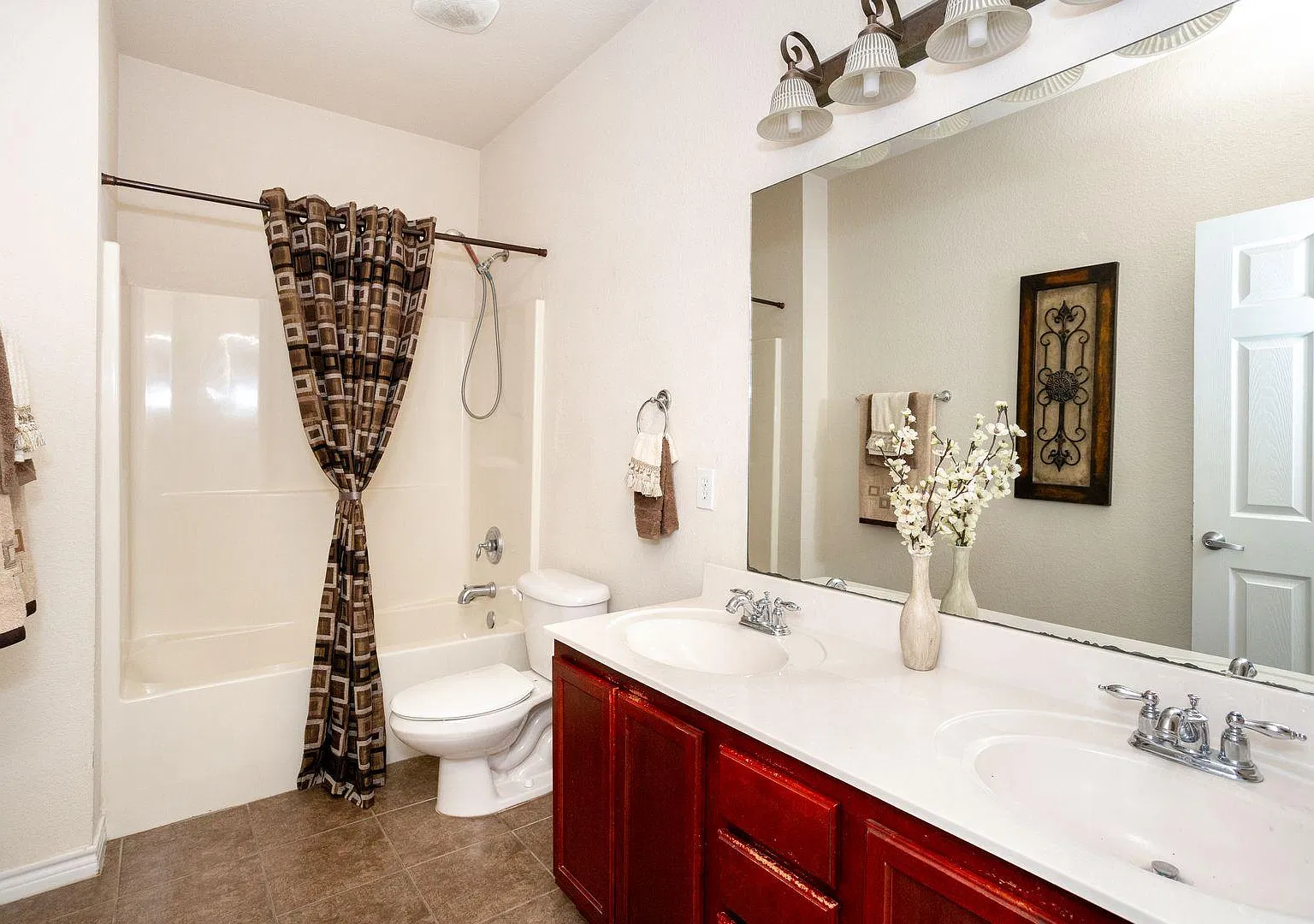 4 bed, 2300 sqft, $2,200 — Photo 4