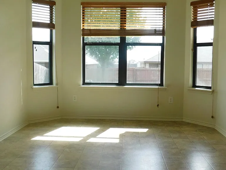 210 Viola Dr — Photo 15