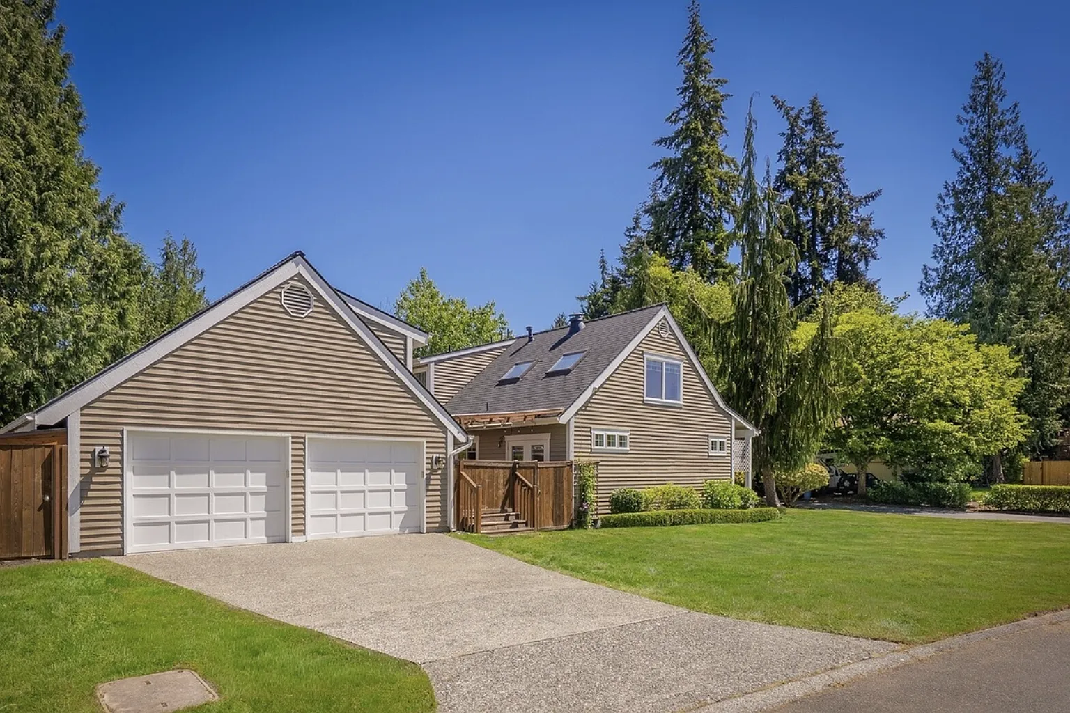 4 Bedroom PLUS Above Garage Bonus Room in Bothell! Air Conditioned! — Photo 1