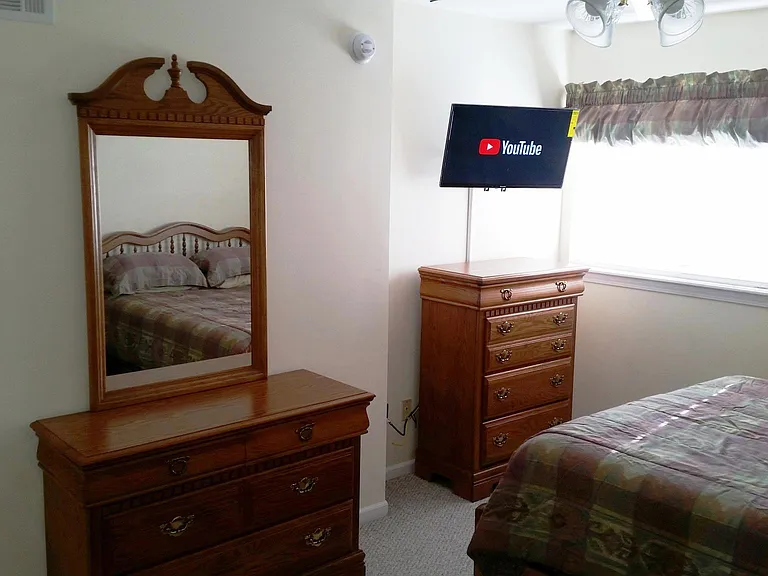 Master Bedroom w/39" TV