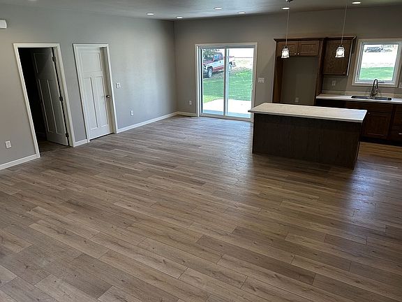 5th image of 902 Forest St