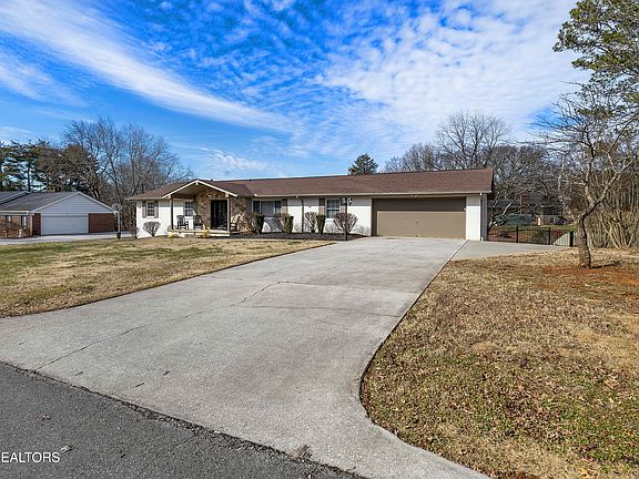 2nd image of 809 Chateaugay Rd