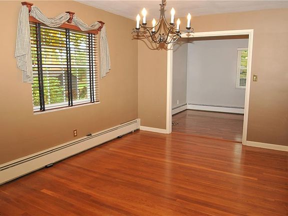 5th image of 692 Woodbrook Rd