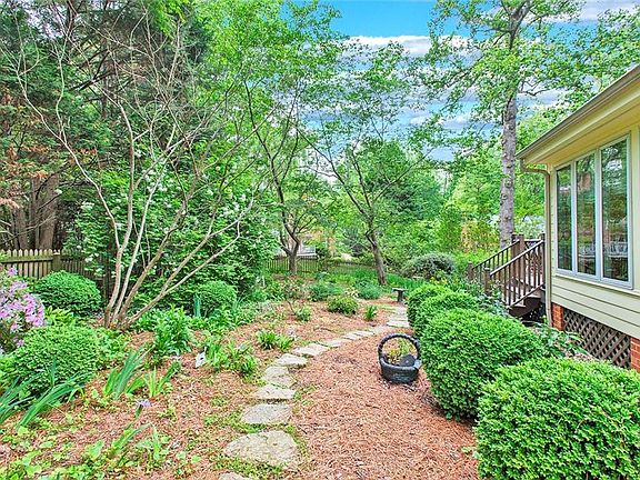 5th image of 412 Fairfax Way