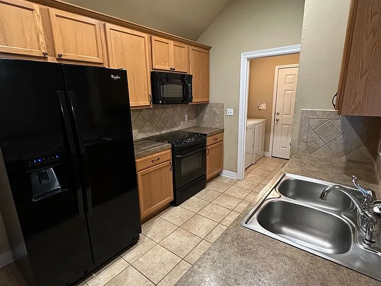 598 Whitefield Ln — Photo 3