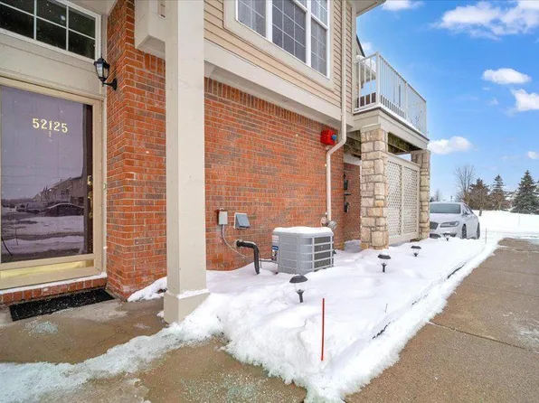 52125 Naugatuck Dr, Macomb, MI 48042
